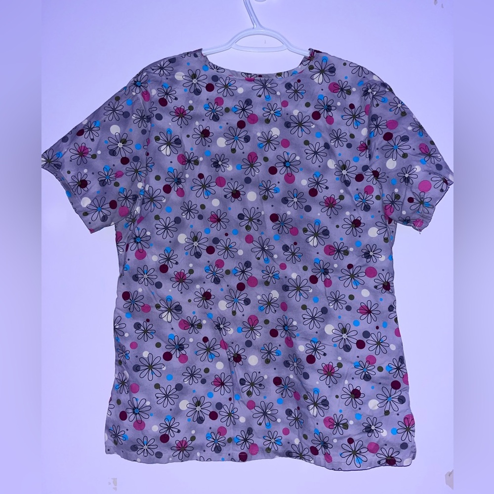 🌸Floral Scrub top - Picture 2 of 4